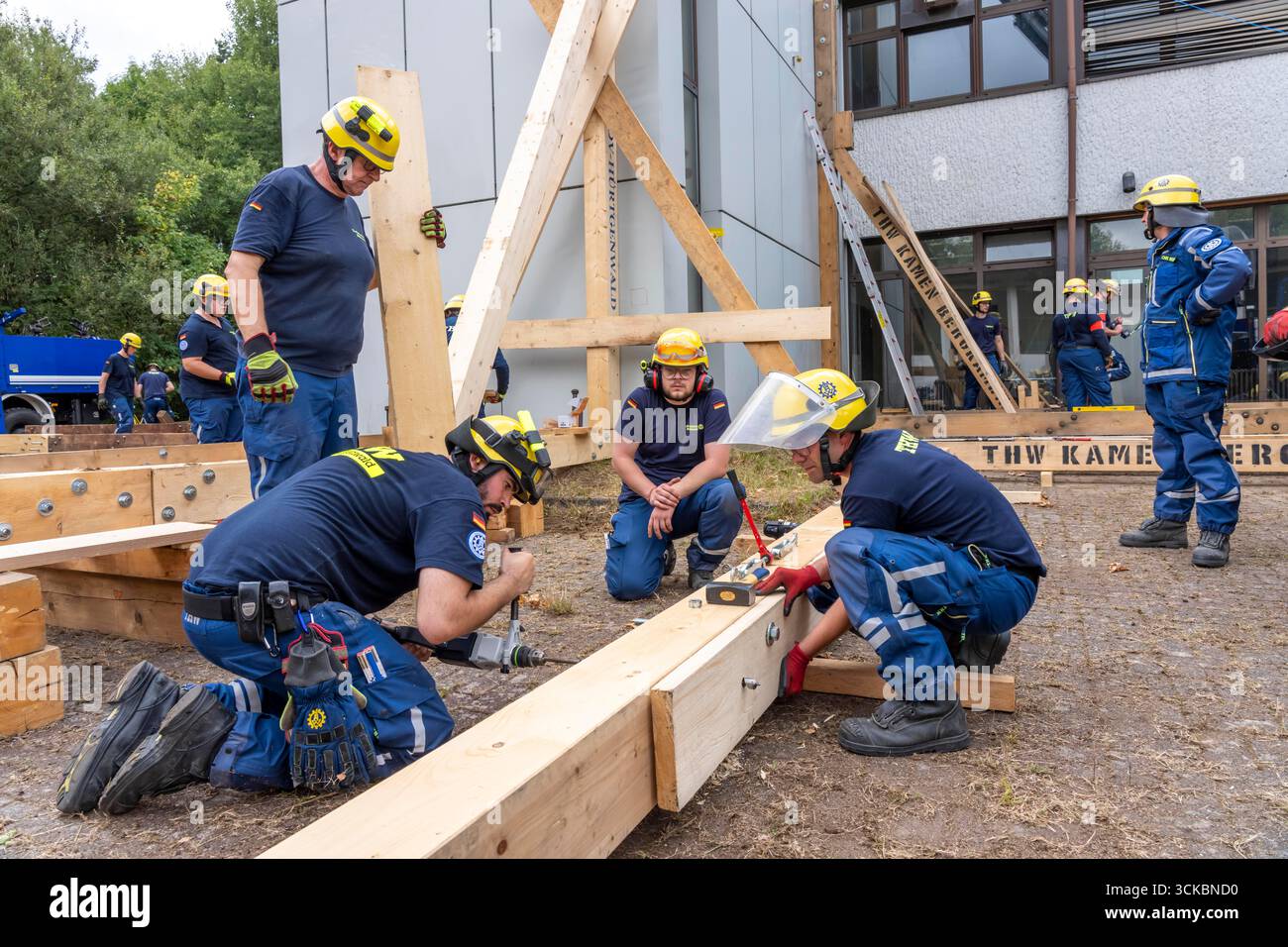 Construction of a façade support for a building at risk of collapse ...
