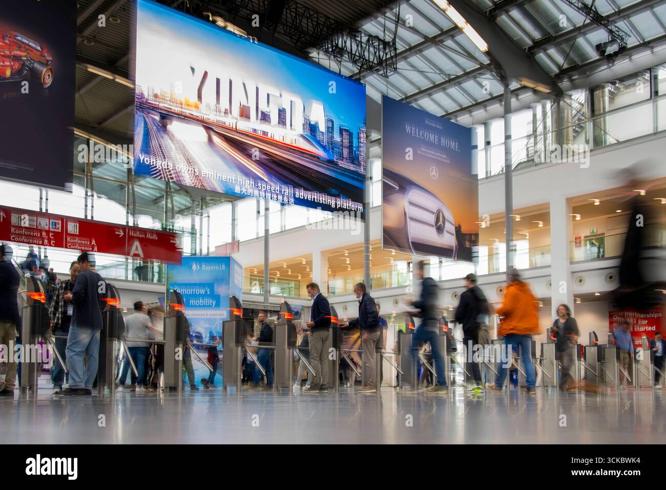 10.09.2025, Messe München IAA Mobility 2025 in München im Messegelände Riem. Am Eingangsbereich, die Besucher strömen zur Messe. 10.09.2025, Messe München IAA Mobility 2025 10.09.2025, Messe München IAA Mobility 2025 *** 10 09 2025, Messe München IAA Mobility 2025 in Munich at the Riem exhibition center At the entrance area, visitors flock to the trade fair 10 09 2025, Messe München IAA Mobility 2025 10 09 2025, Messe München IAA Mobility 2025 Stock Photo