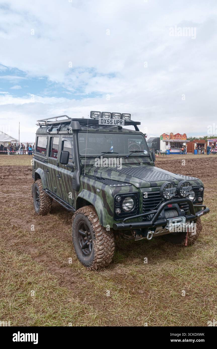 Sale a subasta un Land Rover Defender 110 Camel Trophy de 1998