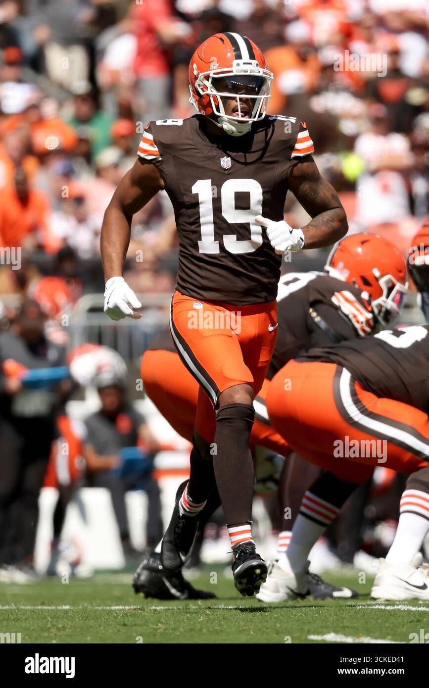 cleveland-browns-wide-receiver-cedric-tillman-19-runs-across-the