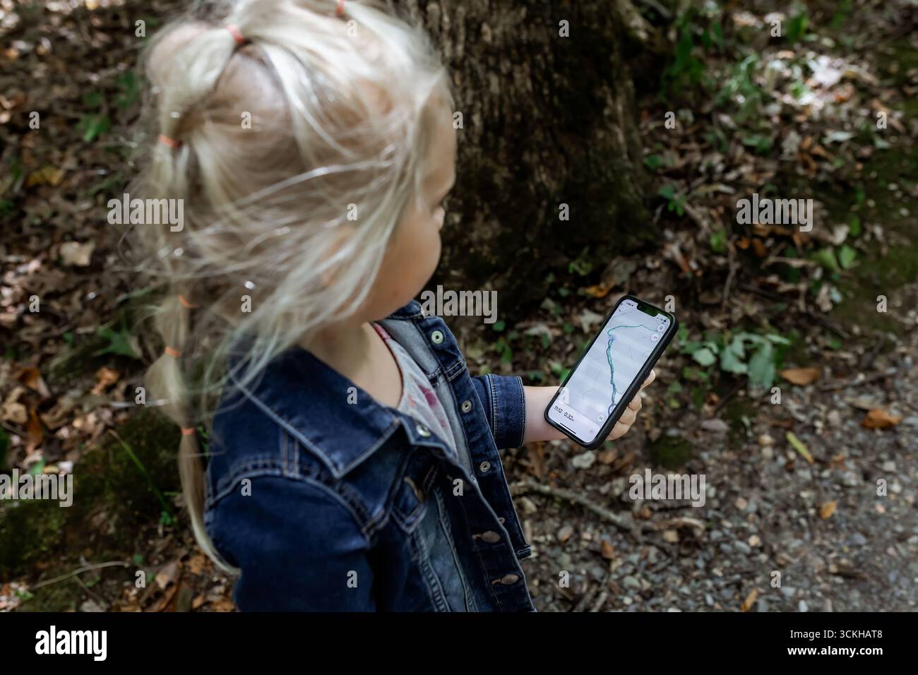 Children using phone map hi-res stock photography and images - Alamy