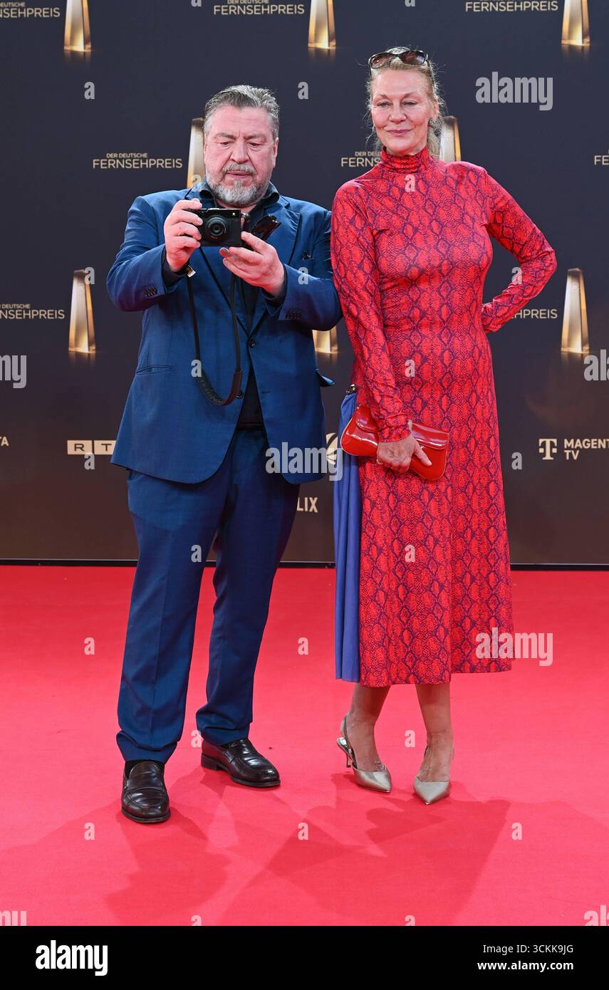 Schauspieler Armin Rohde mit Ehefrau Angela kommt zur Gala und Verleihung des Deutschen Fernsehpreis in Köln. *** Actor Armin Rohde and his wife Angela attend the German Television Award gala and ceremony in Cologne Stock Photo