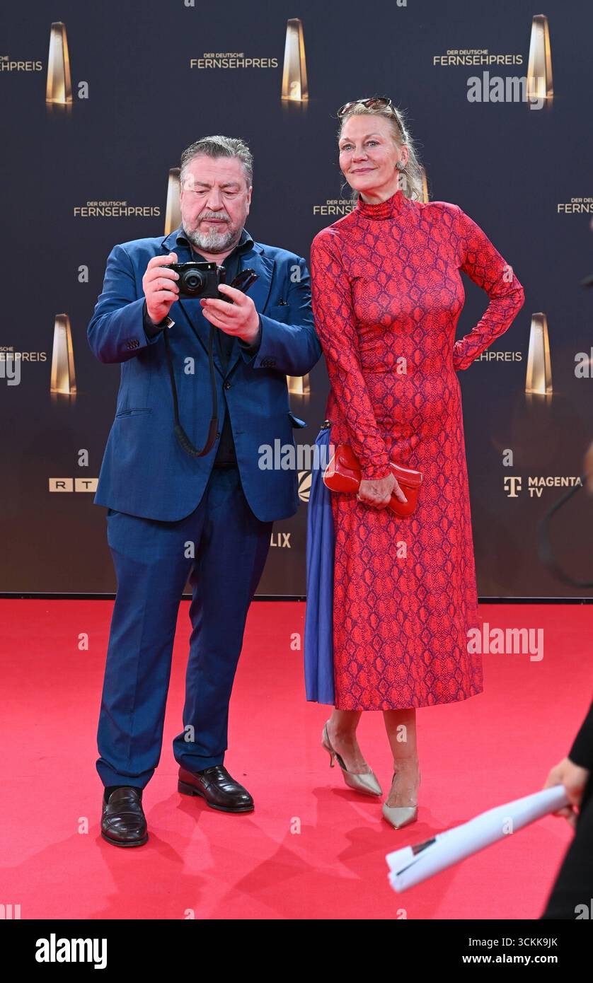 Schauspieler Armin Rohde mit Ehefrau Angela kommt zur Gala und Verleihung des Deutschen Fernsehpreis in Köln. *** Actor Armin Rohde and his wife Angela attend the German Television Award gala and ceremony in Cologne Stock Photo