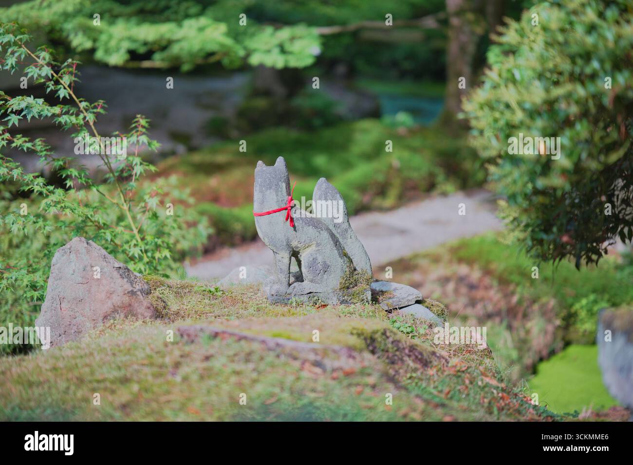 Japanese fox statue hi-res stock photography and images - Alamy