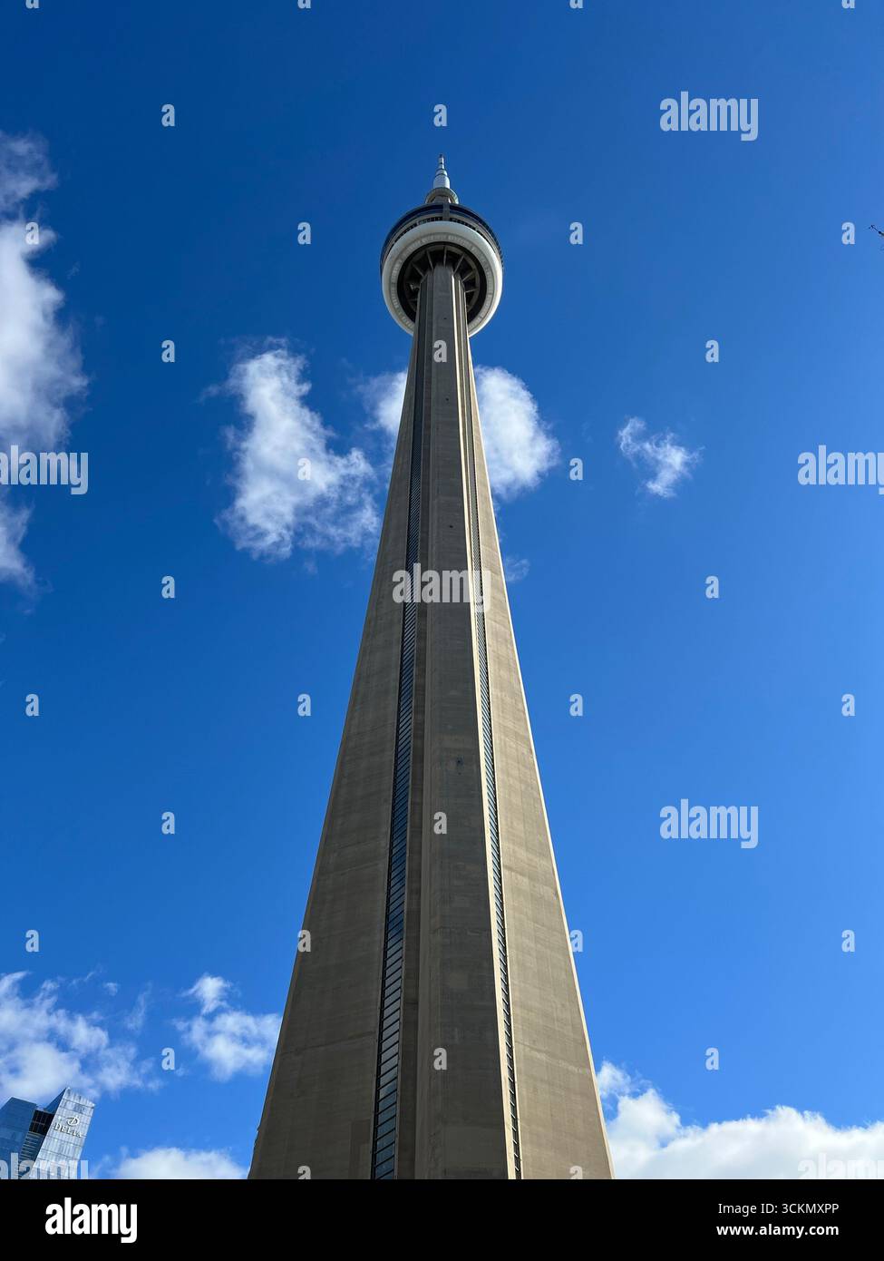Toronto sunny cn tower hi-res stock photography and images - Alamy
