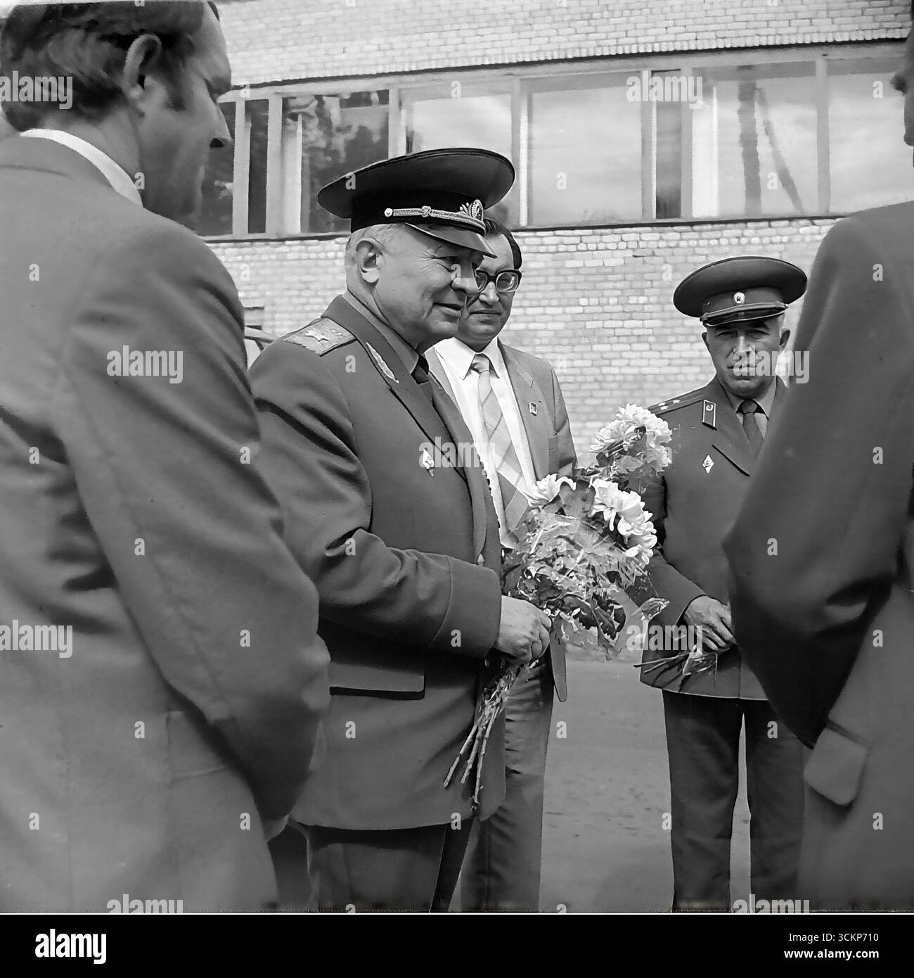 A photo chronicle of a visit by a distinguished guest of honor, a Hero ...