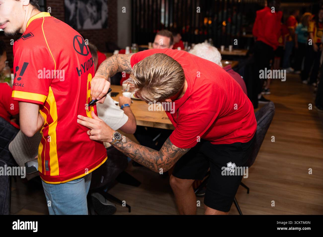Hammar Sign Language Mechelen's Fredrik Hammar signs an autograph the fan day of JPL soccer ...