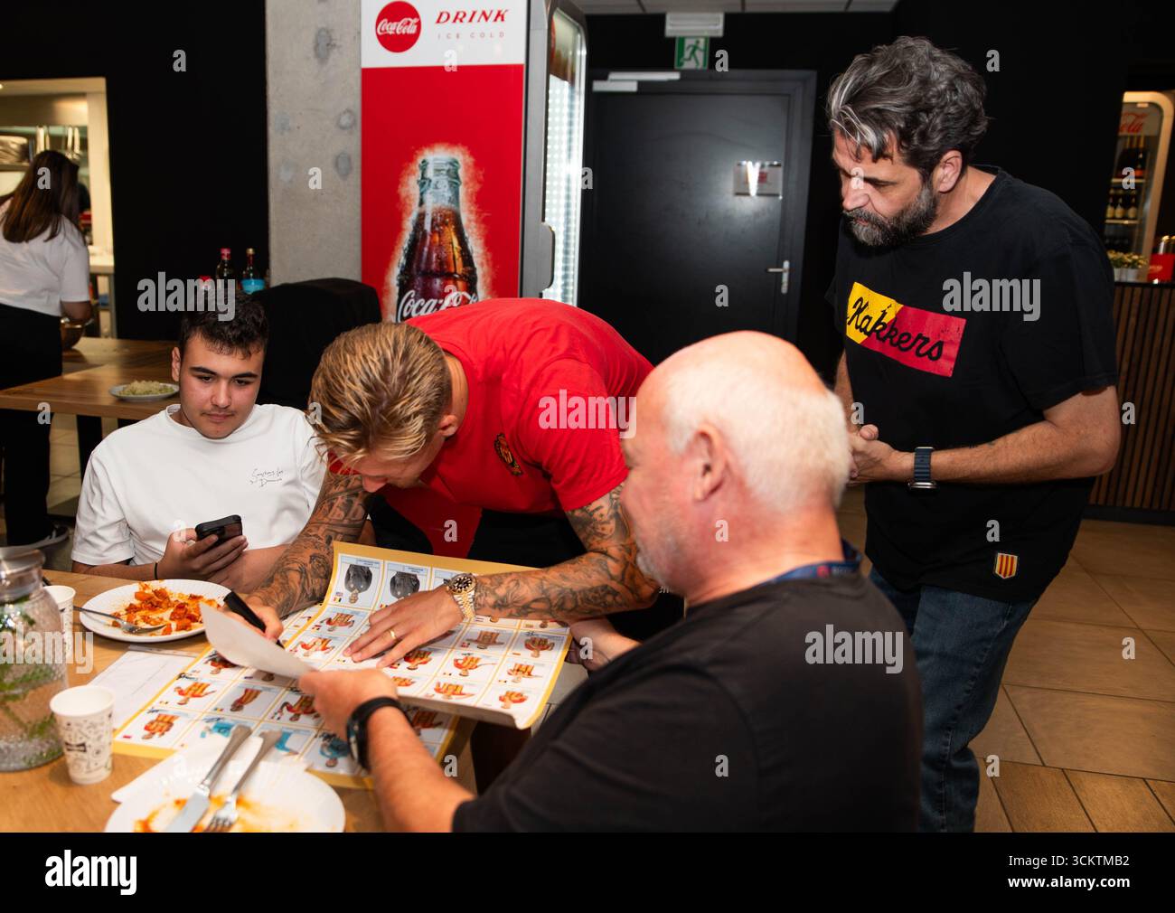 Hammar Sign Language Mechelen's Fredrik Hammar signs an autograph the fan day of JPL soccer ...