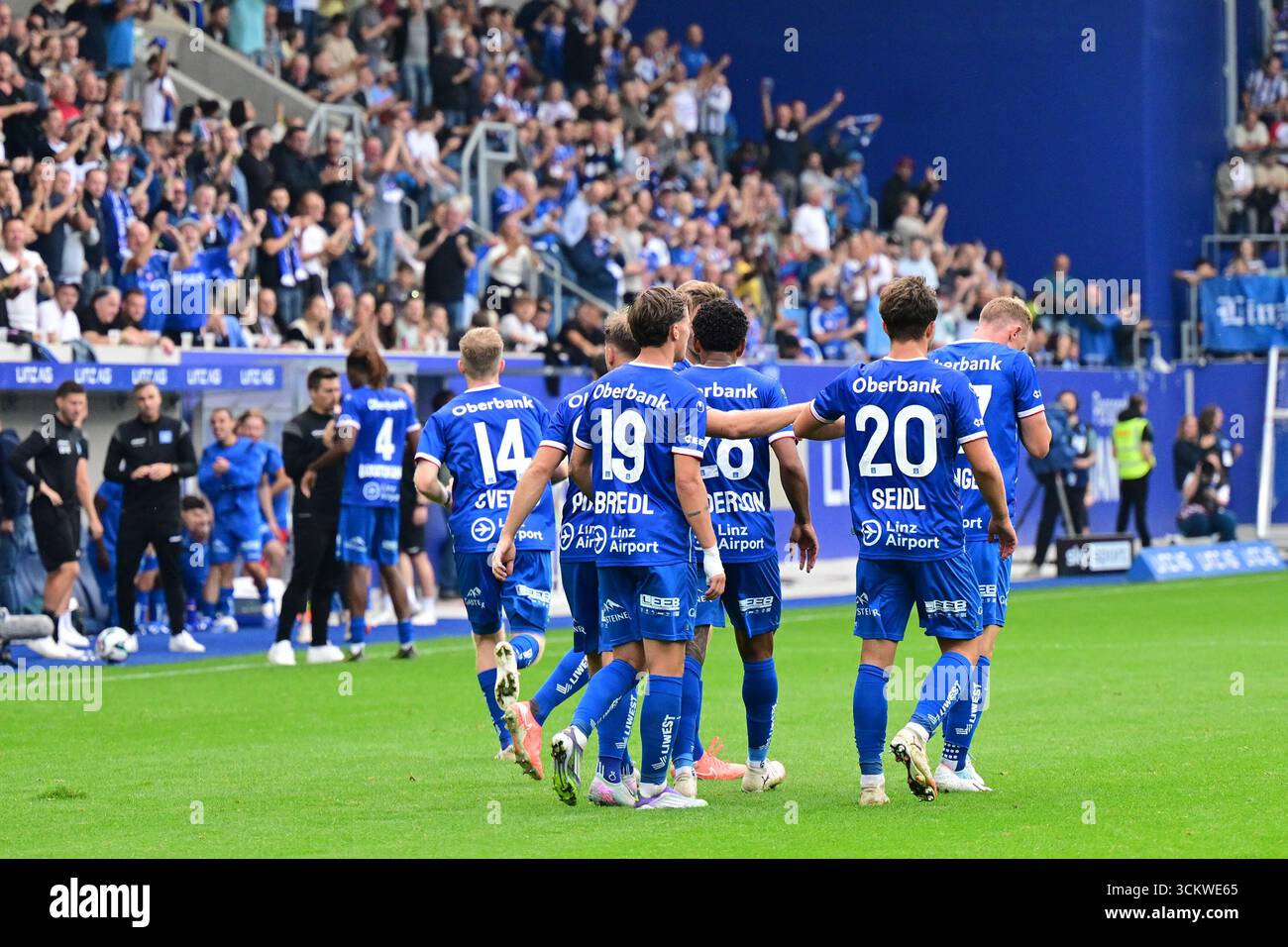 Linzer Fc ABD0094 20250913 - LINZ - ÖSTERREICH: Das Team FC Blau-Weiß Linz feiert ...