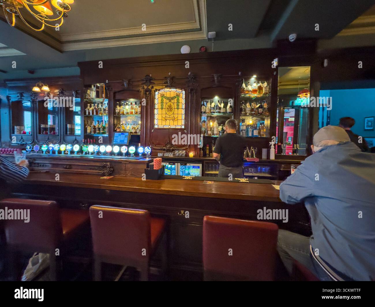 Clients in the counter pub, The Oak, Parliament St, Temple Bar,  Dublin, Ireland - Smartphone Captured Stock Image