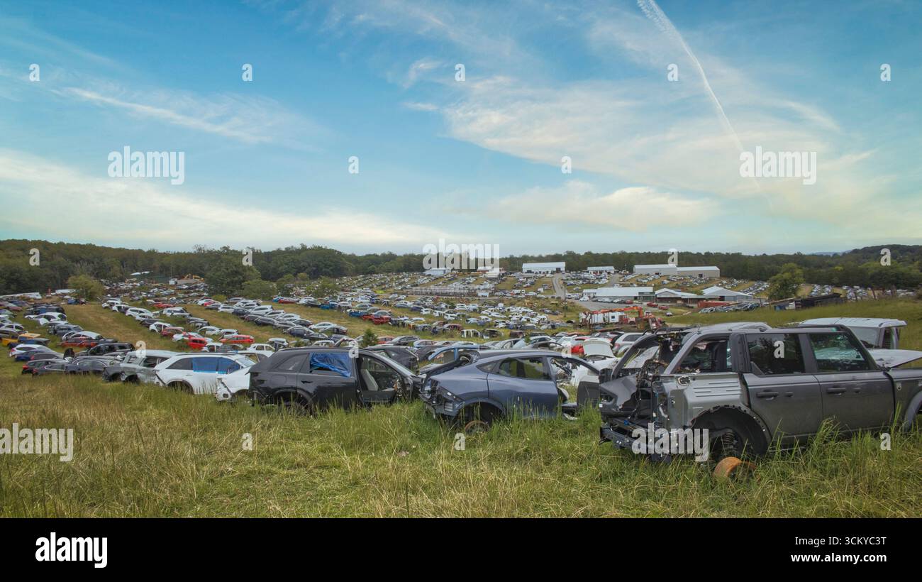 Giant salvage yard car hi-res stock photography and images - Alamy
