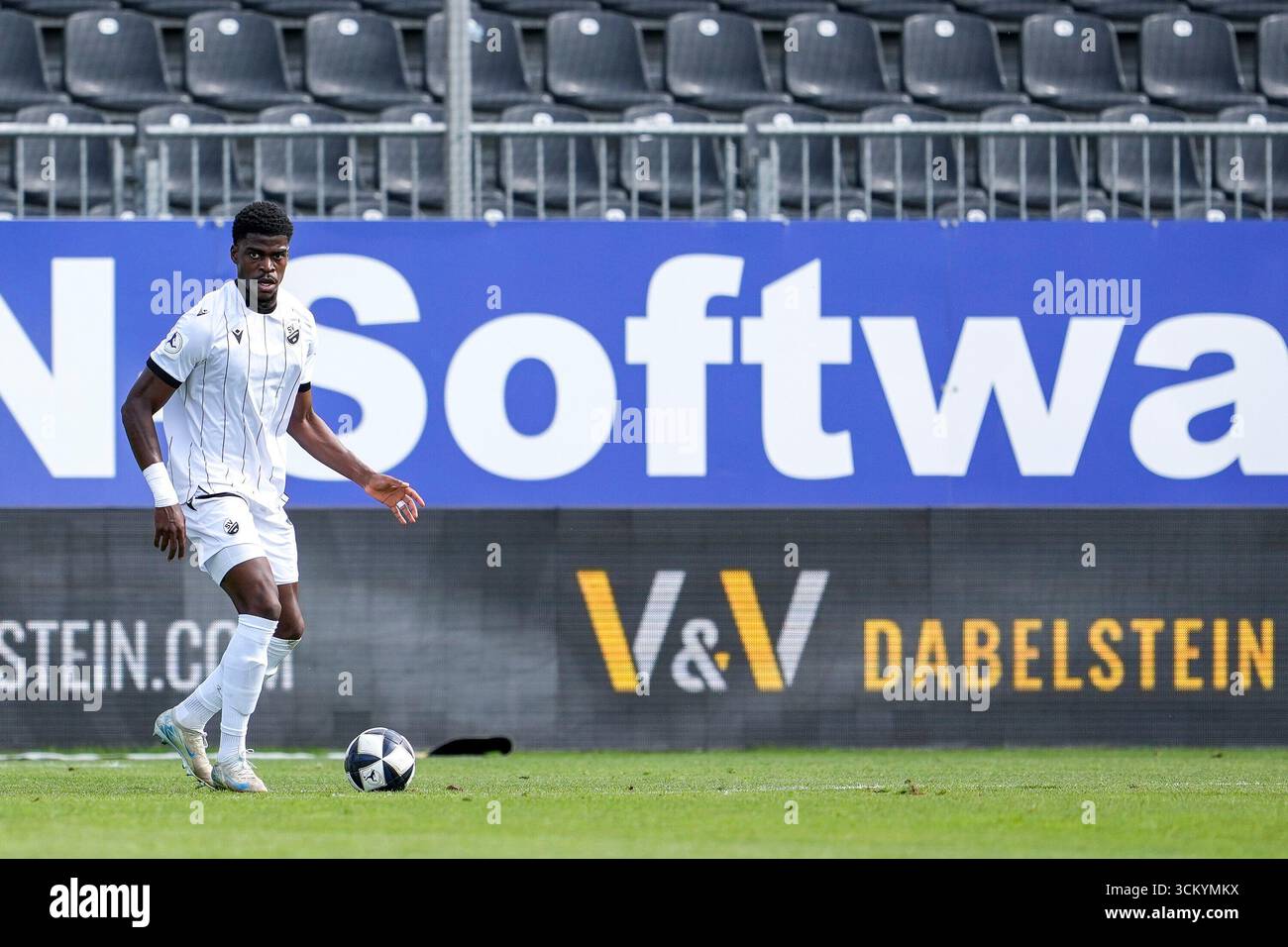 Kwabe Schulz (SVS, 2), am Ball, Freisteller, Ganzkรถrper, Einzelbild ...