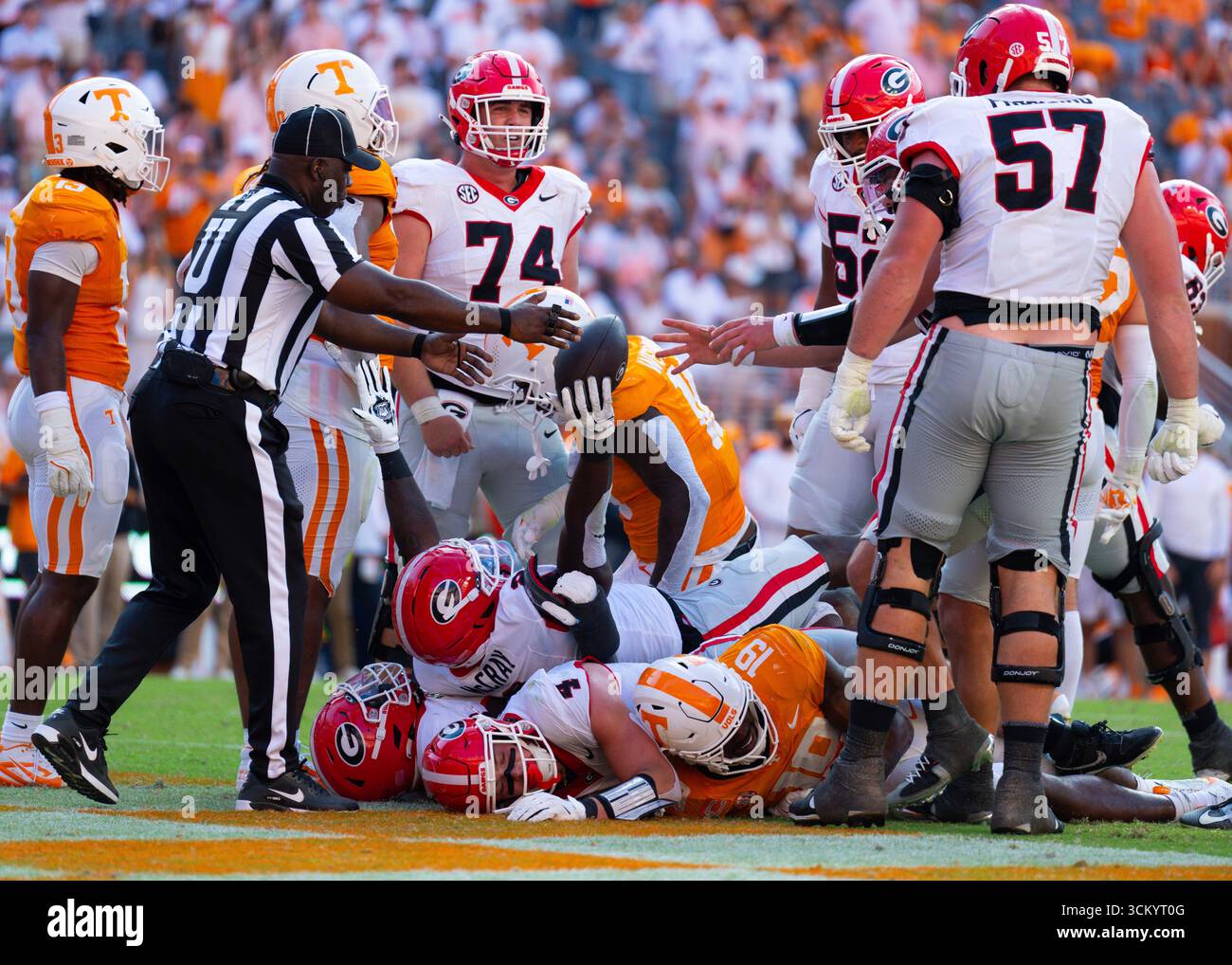 September 13 2025 Josh McCray 2 Of The Georgia Bulldogs Scores A September 13 2025 Josh Mccray 2 Of The Georgia Bulldogs Scores A Touchdown During The Ncaa Football Game Between The University Of Tennessee Volunteers And The University Of Georgia Bulldogs At Neyland Stadium Knoxville Tn Tim Gangloffcsm 3CKYT0G