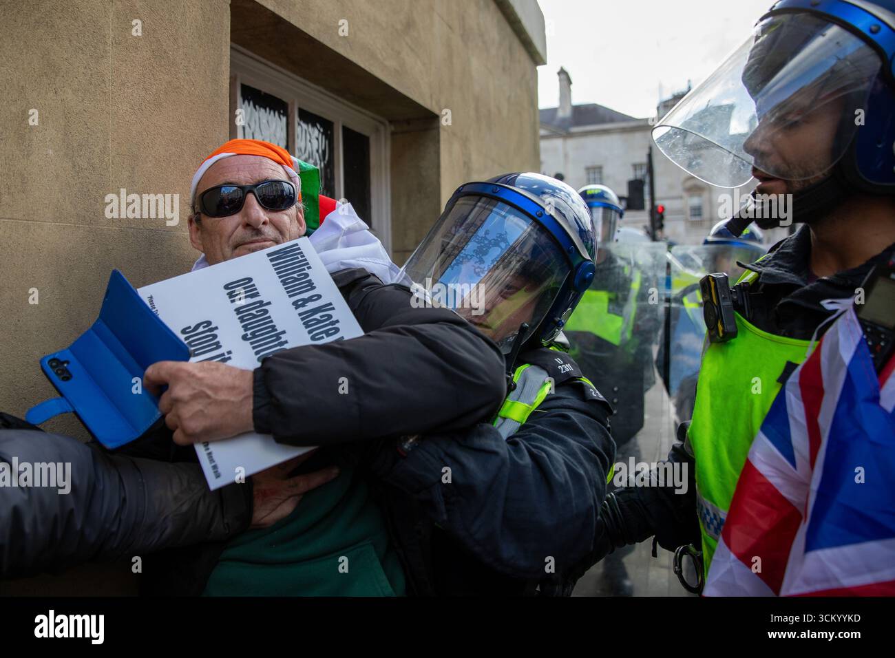 Metropolitan Police riot officers clash with protestors at a ...