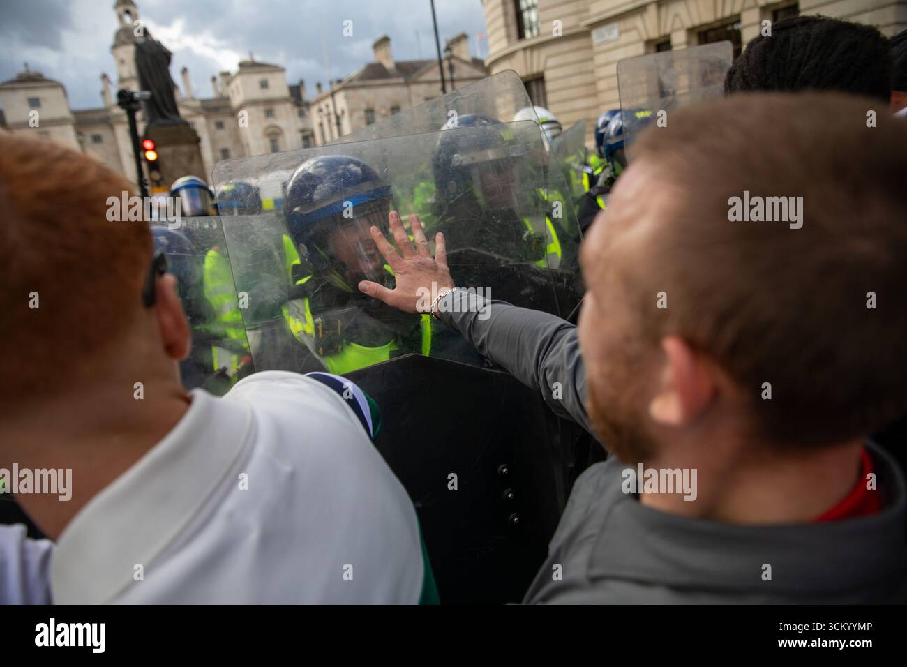 Metropolitan Police riot officers clash with protestors at a ...