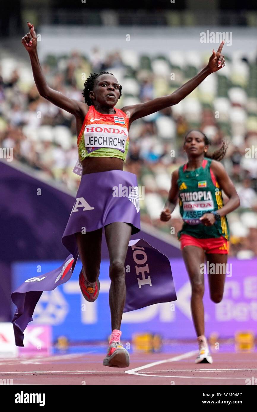 Kenyas peres jepchirchir celebrates winning the gold medal in the womens marathon at the world athletics championships in tok
