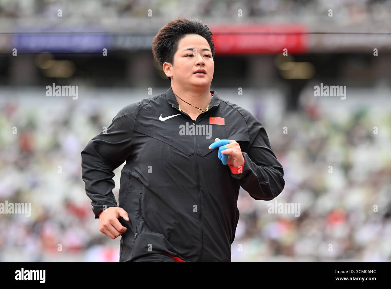 (250914) -- TOKYO, Sept. 14, 2025 (Xinhua) -- Zhao Jie of China warms ...