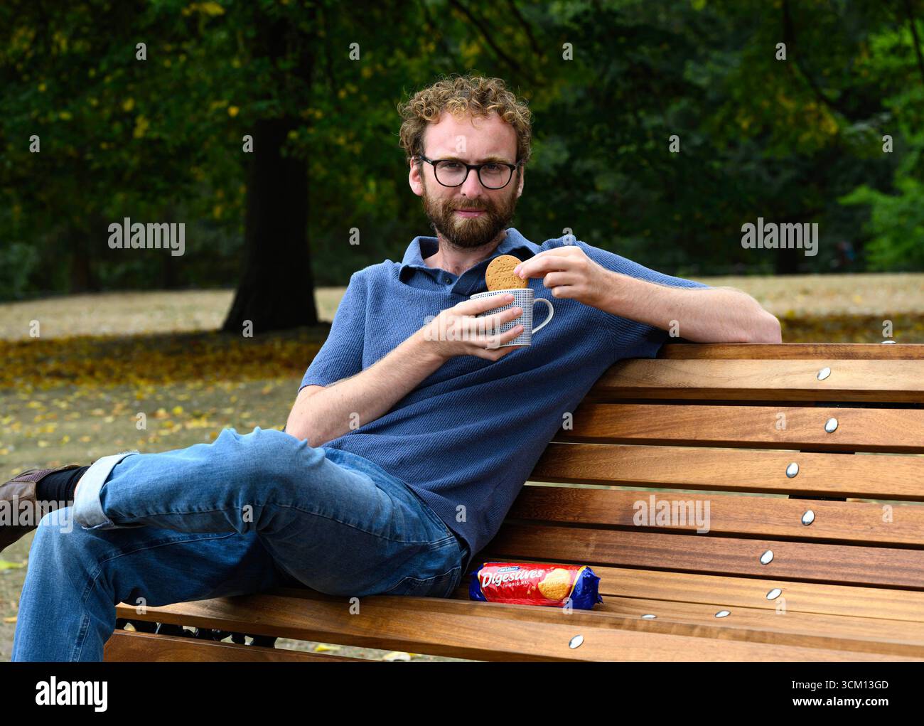 EMBARGOED TO 0001 MONDAY SEPTEMBER 15 EDITORIAL USE ONLY Documentary film maker 'A Mug of Life', real name William Shears, known on social media for his candid chats with strangers over tea on a bench, sits in Hyde Park, London, as he partners with McVitie's and Mind to encourage small but meaningful connections over tea and biscuits, following research that shows that more than two-fifths of people in the UK feel lonelier than five years ago. Issue date: Monday September 15, 2025. Stock Photo