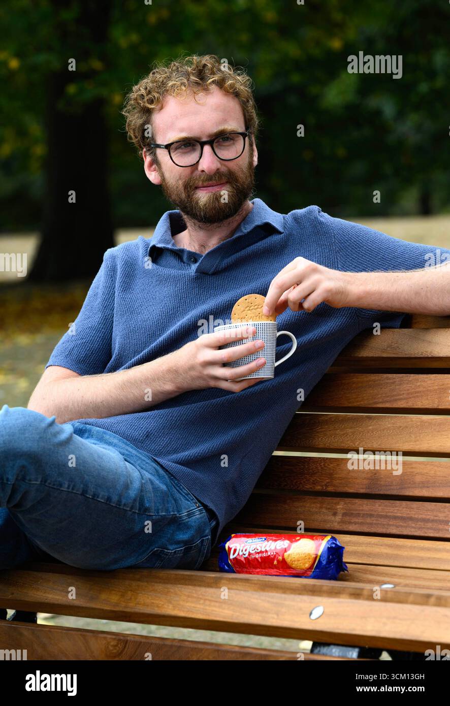 EMBARGOED TO 0001 MONDAY SEPTEMBER 15 EDITORIAL USE ONLY Documentary film maker 'A Mug of Life', real name William Shears, known on social media for his candid chats with strangers over tea on a bench, sits in Hyde Park, London, as he partners with McVitie's and Mind to encourage small but meaningful connections over tea and biscuits, following research that shows that more than two-fifths of people in the UK feel lonelier than five years ago. Issue date: Monday September 15, 2025. Stock Photo