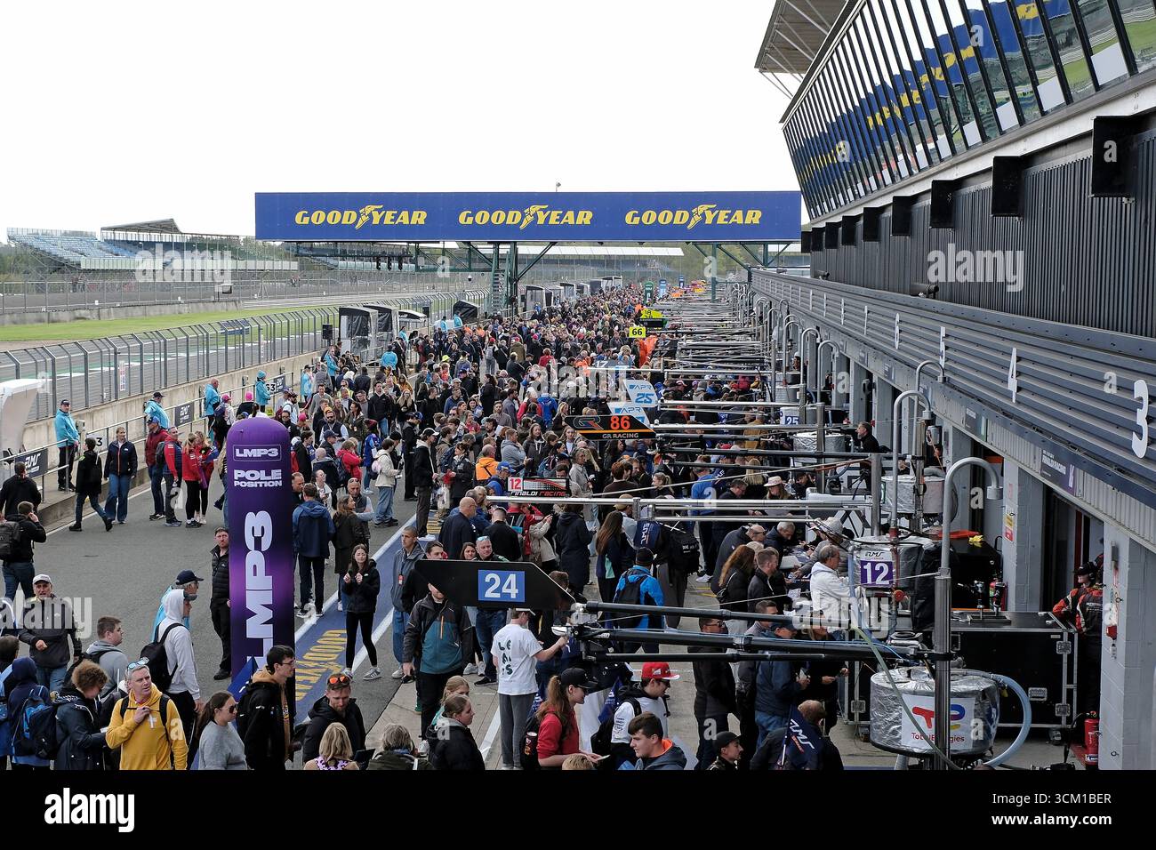 Towcester, UK. 14th Sep, 2025. A packed pitman with the fans during the Pit Lane walk on Sunday 14 September 2025 during the European Le Mans Series, Goodyear 4 Hours of Silverstone 2025 at Silverstone Circuit, United Kingdom. ( Credit: Rob Gray/Alamy Live News Stock Photo