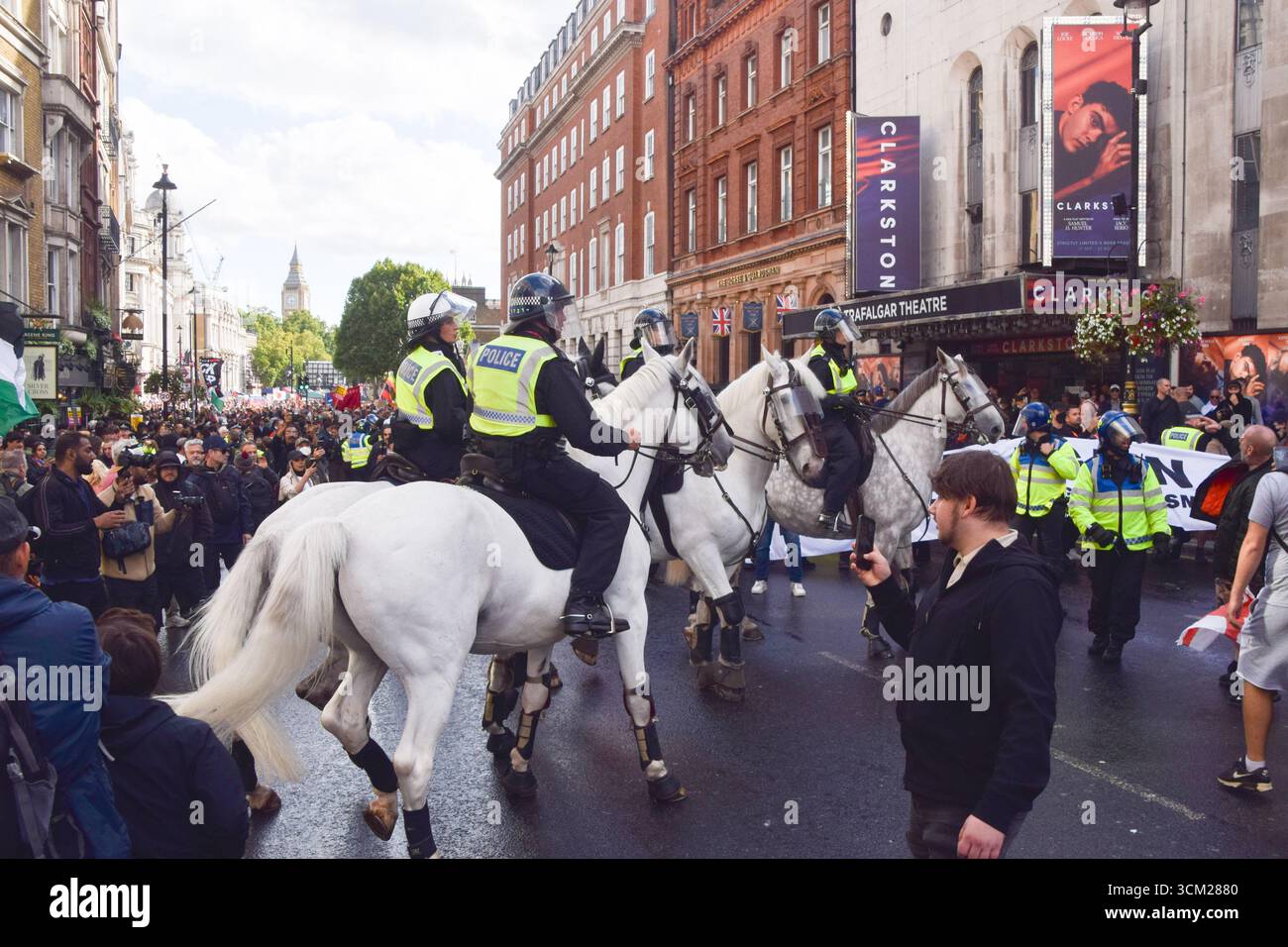 London, UK. 13th September 2025. Riot police on horses keep far-right ...