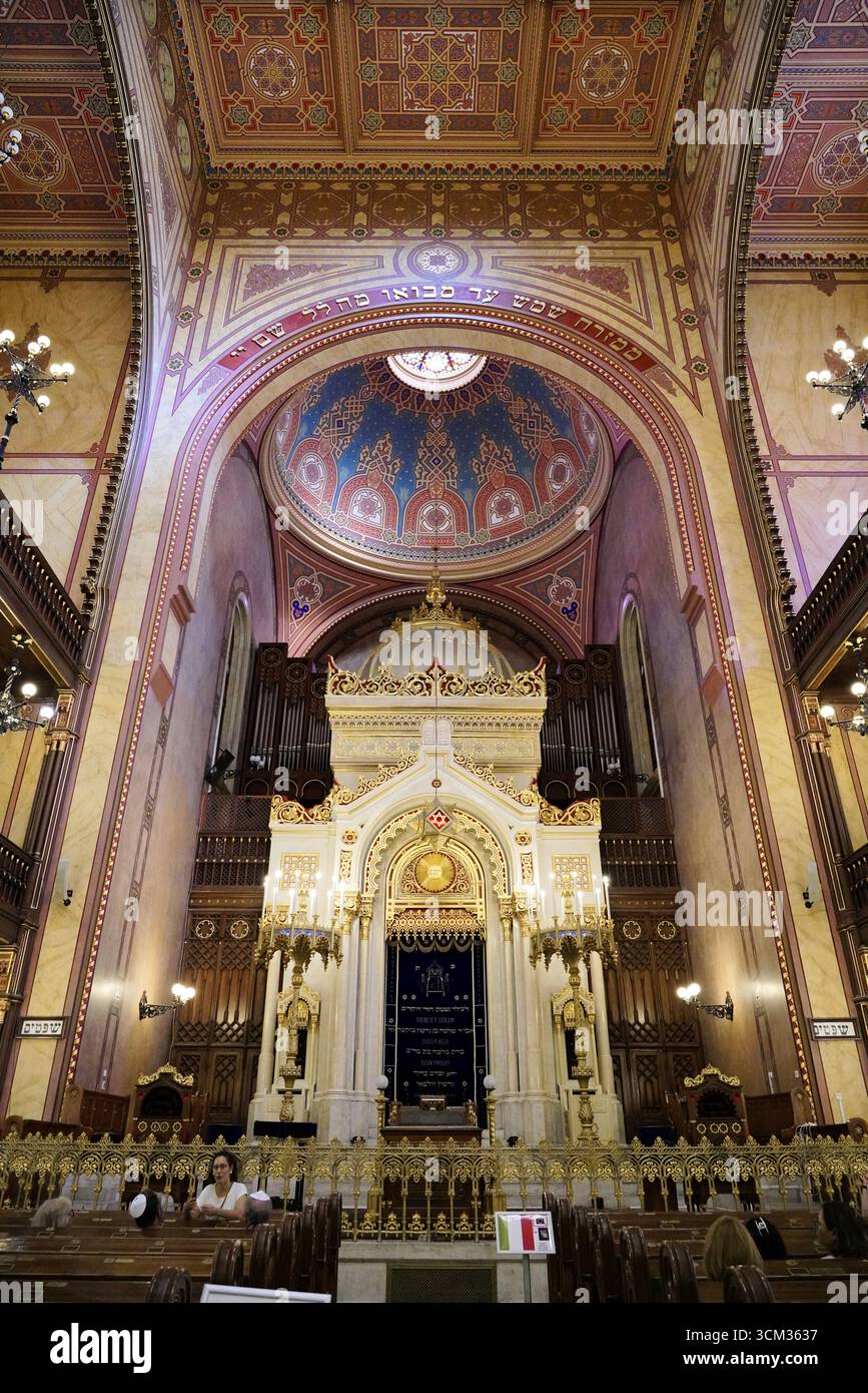 Poezd hojatxonasida yashirin kamera seks video