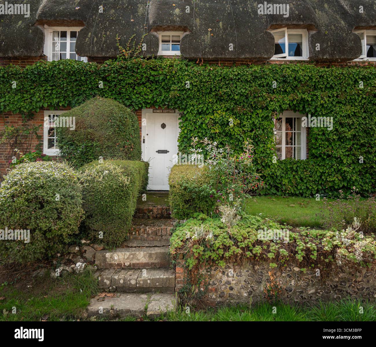Traditional english cottage hi-res stock photography and images - Alamy