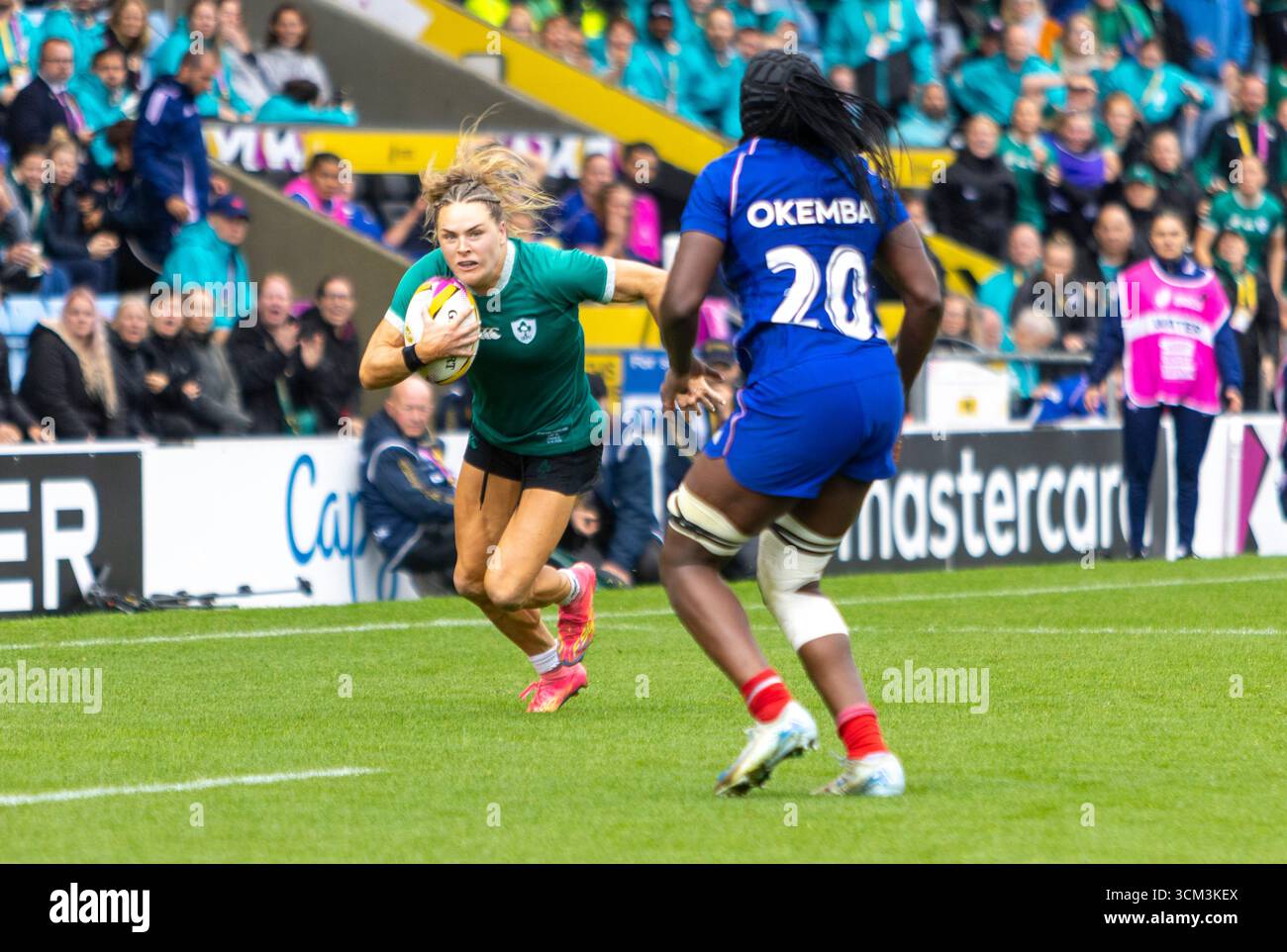 Ireland's Beibhinn Parsons running toward line with France's Seraphine ...