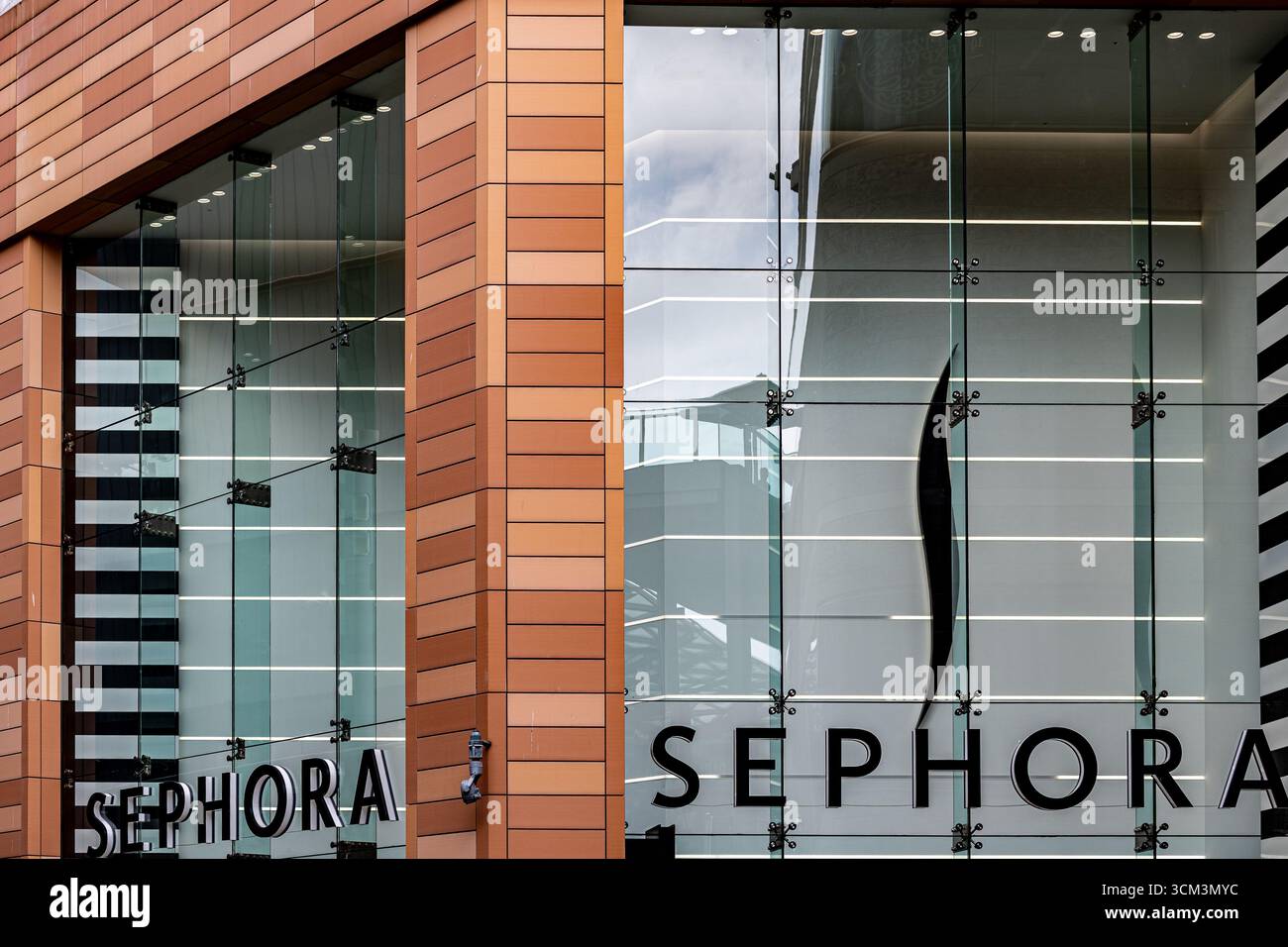 Modern sephora store facade hi-res stock photography and images - Alamy