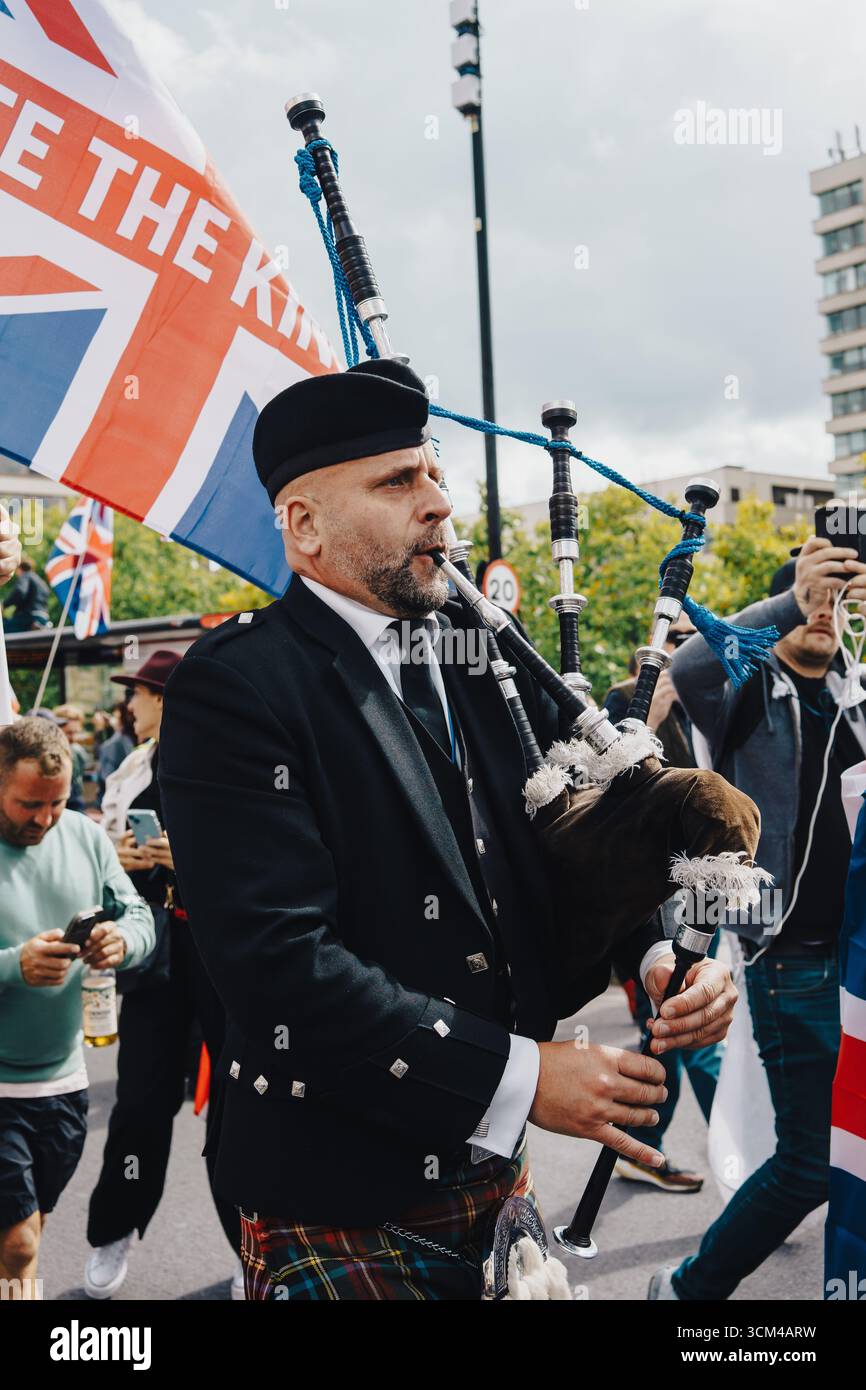 London, UK – 2025.09.13 – Man in traditional Scottish attire plays ...