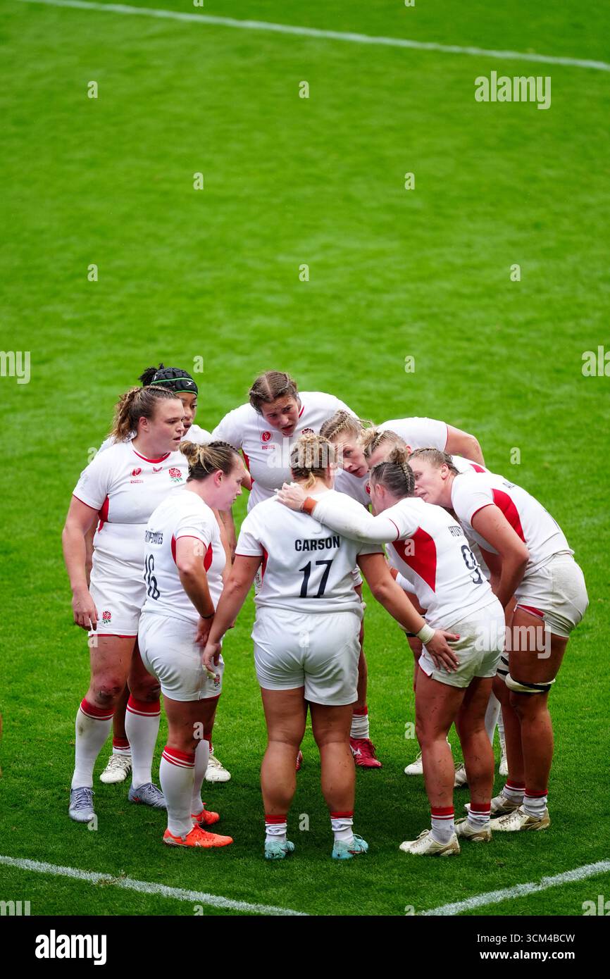 England players huddle during the Women's Rugby World Cup 2025 quarter ...