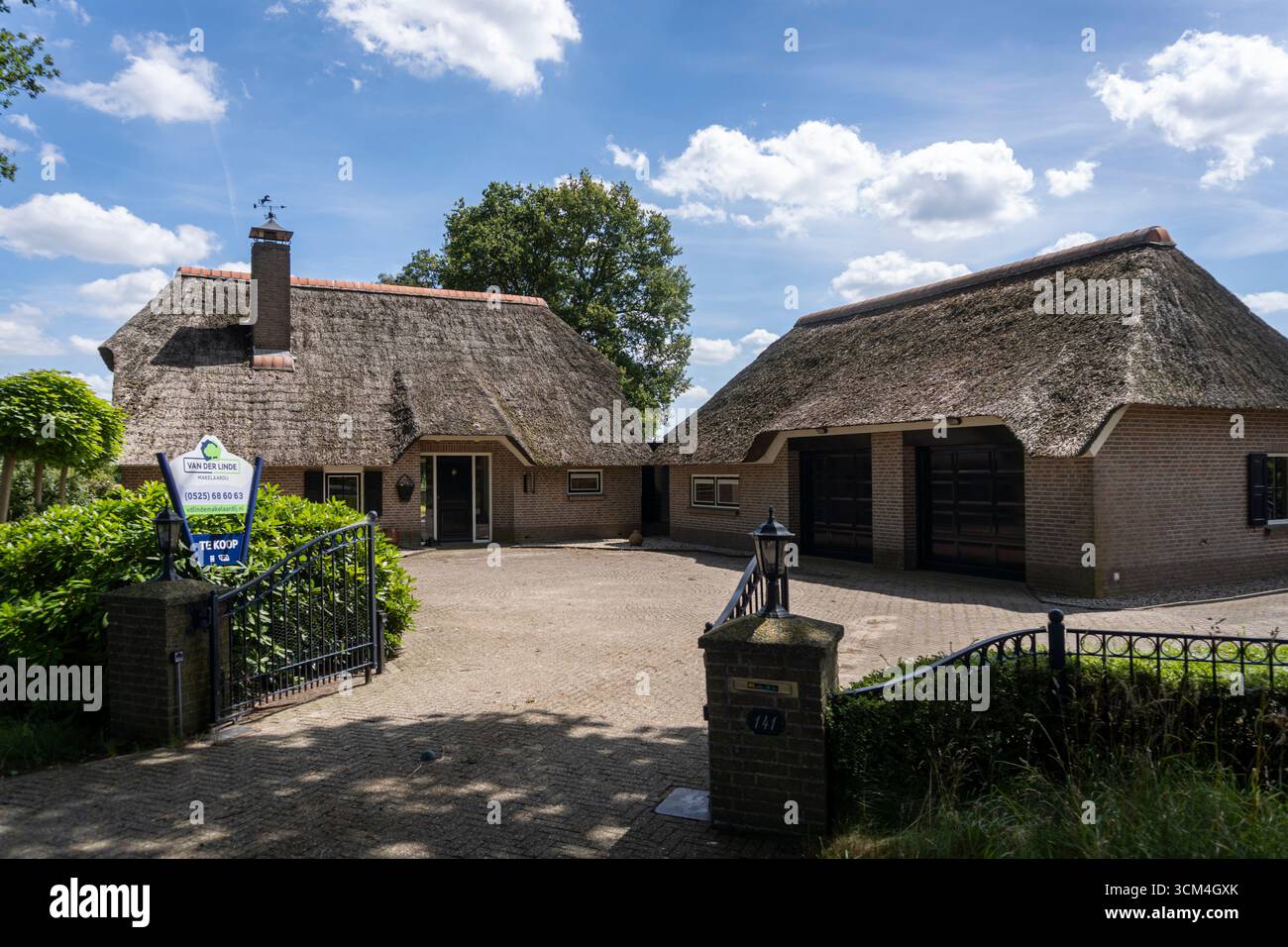 Holland roof home thatched hi-res stock photography and images - Alamy