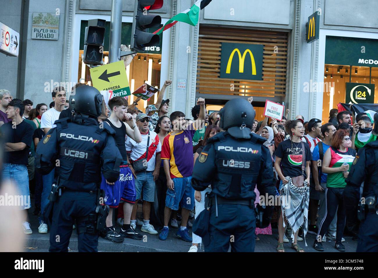 Madrid (Spain), 14/09/2025 – Spanish riot police clashed with pro ...