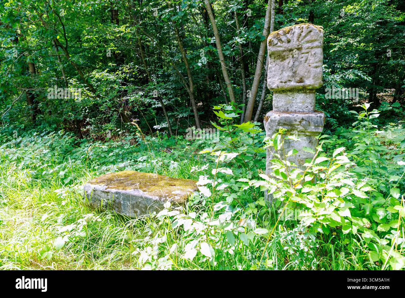 Red Martyrdom wayside shrine with bench from the 16th century in the Markwald forest at the crossroads of the Röttenbach-Baiersdorf road near Erlangen Stock Photo