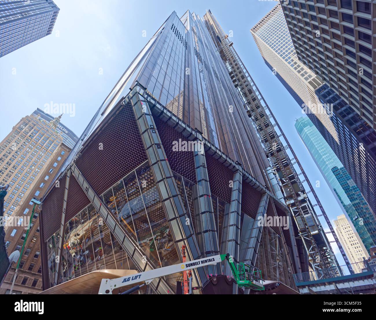 JPMorgan Chase Building under construction; looking up NE corner (Park ...