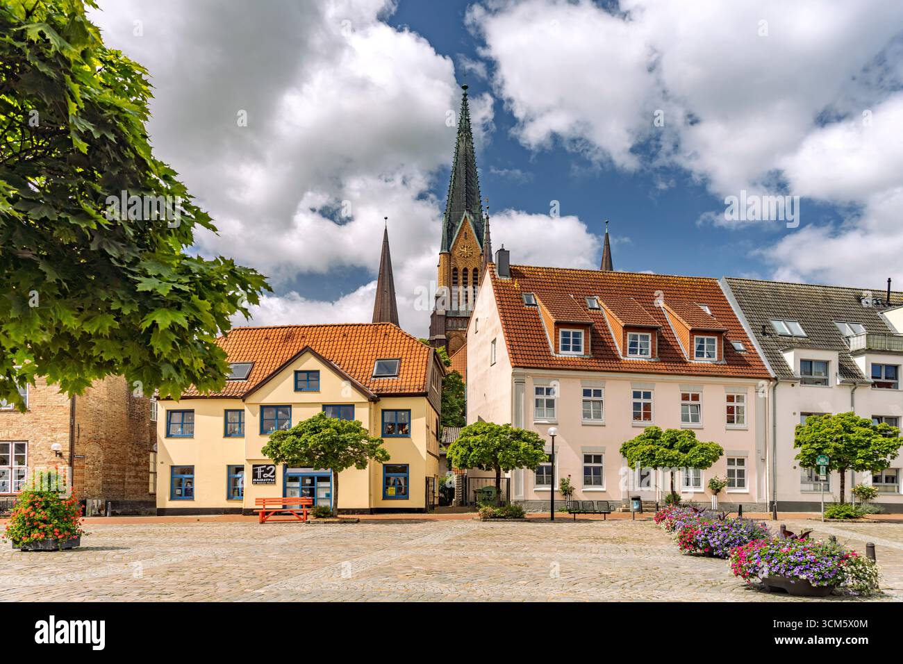 The Town Hall Market in Schleswig&#39;s Old Town and St. Peter&#39;s Cathedral, Schleswig, Schleswig-Holstein, Germany Stock Photo