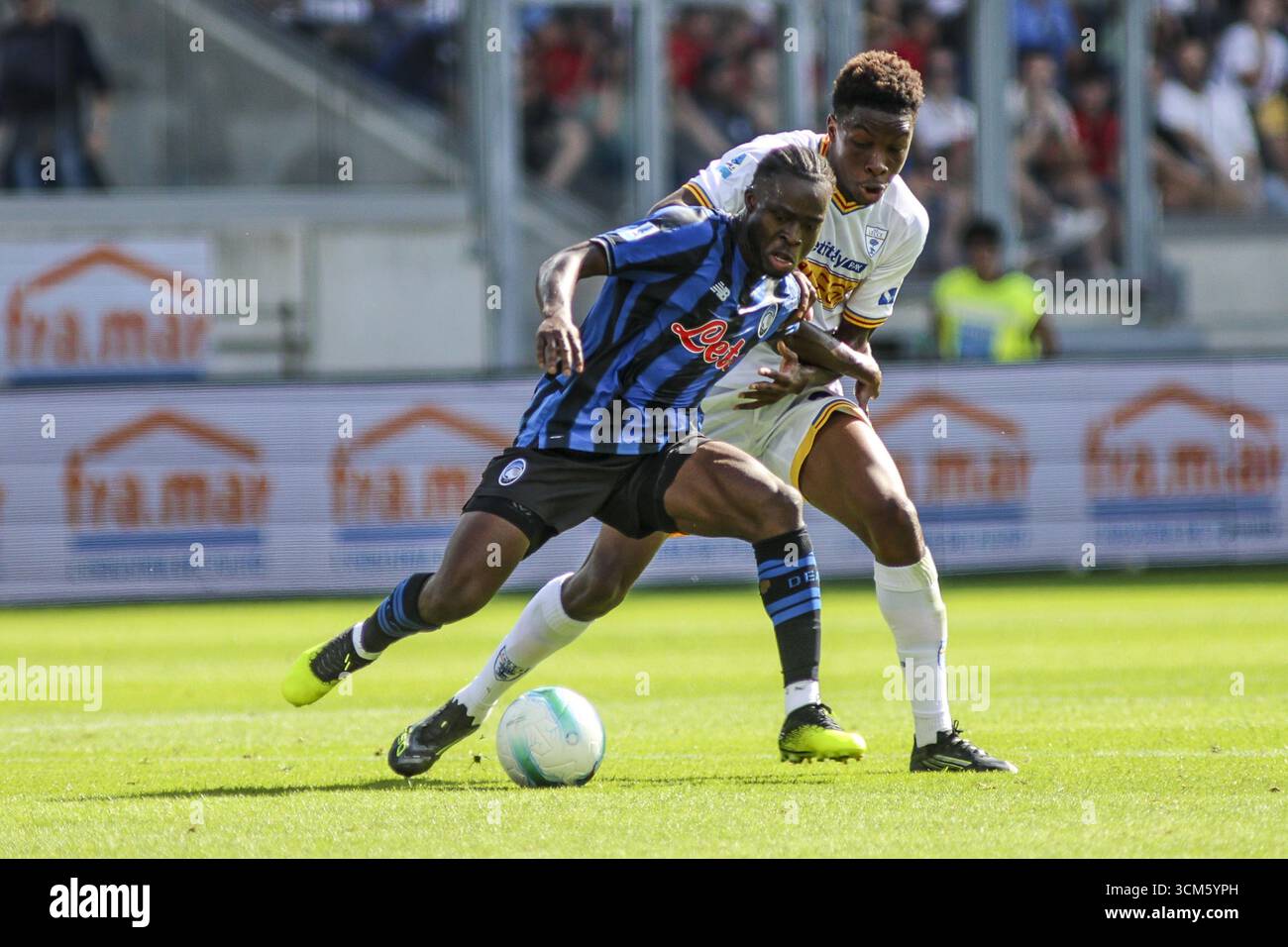 Kamal Deen Sulemana "Kamaldeen" of Atalanta BC battle for the ball with ...