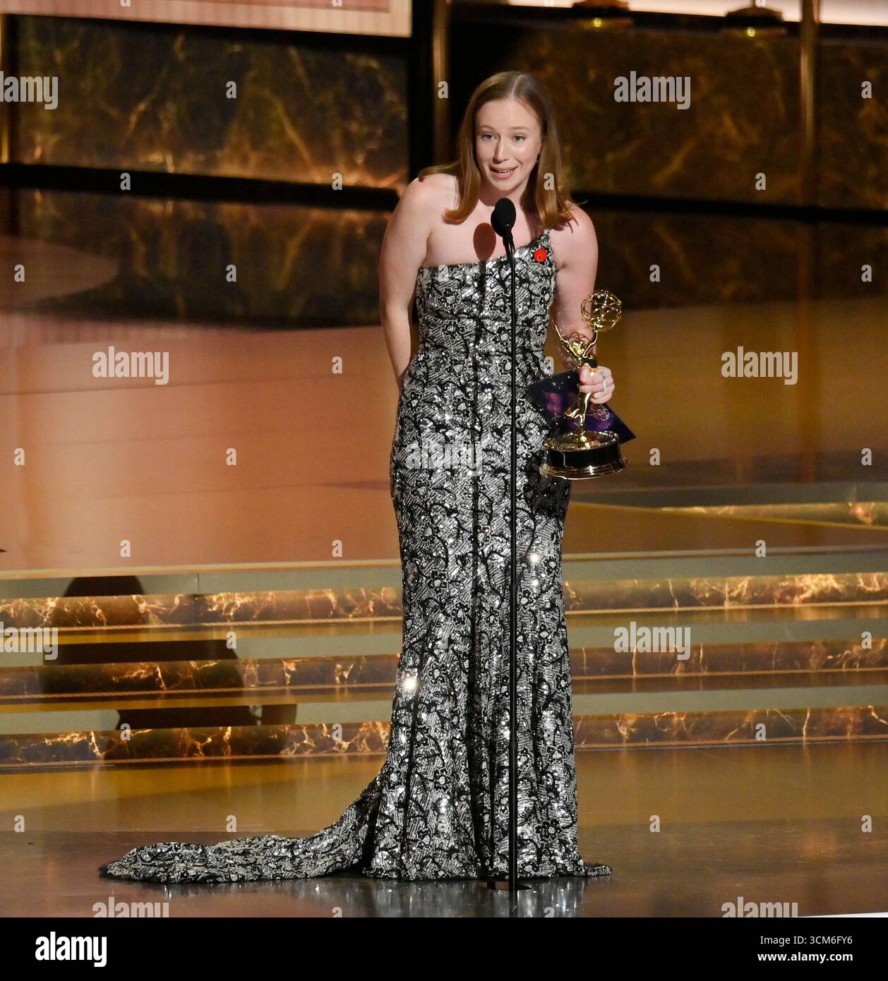 Hannah Einbinder accepts the Outstanding Supporting Actress in a Comedy(02)
