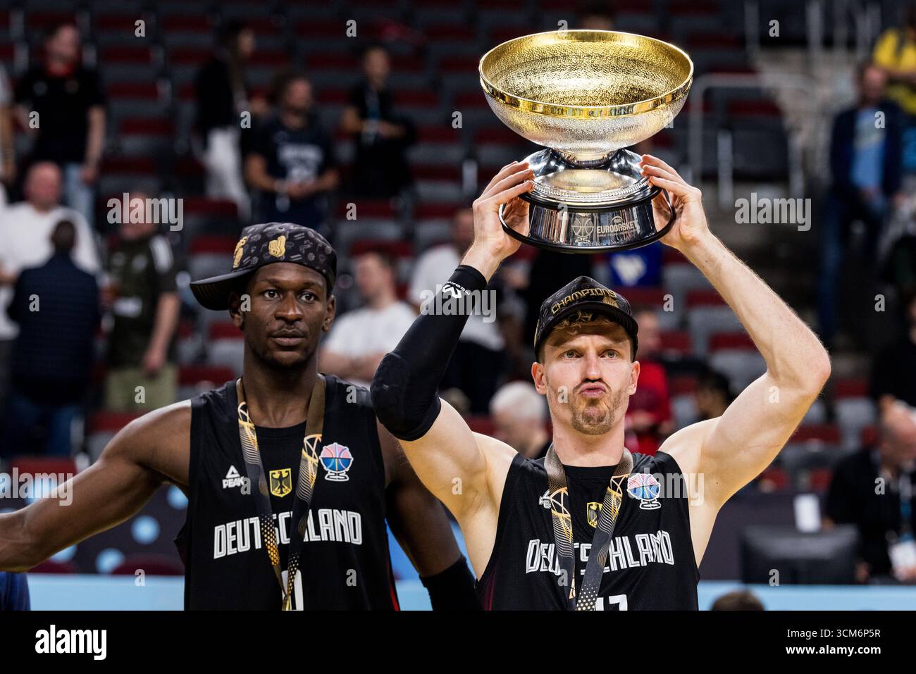 Isaac Bonga (Deutschland, 0), Andreas Obst (Deutschland, 42) mit Pokal ...