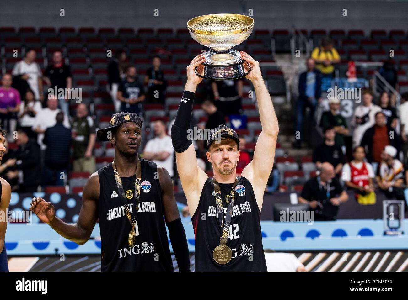 Isaac Bonga (Deutschland, 0), Andreas Obst (Deutschland, 42) mit Pokal ...