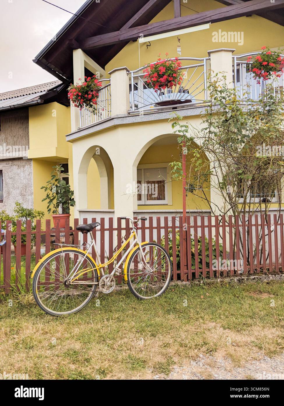 Bicycle outside yellow house hi-res stock photography and images - Alamy