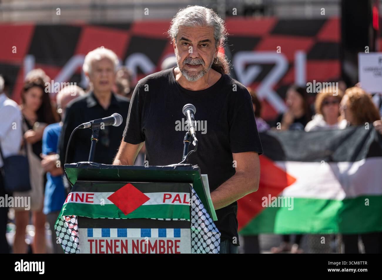 Madrid, Spain. 15th Sep, 2025. Film director Fernando León de Aranoa is seen during a protest that the “Artists with Palestine” platform has organized, a 10-hour event at Puerta del Sol in which the names of the Palestine children killed in Gaza during the Israeli attacks are being read. Credit: Marcos del Mazo/Alamy Live News Stock Photo
