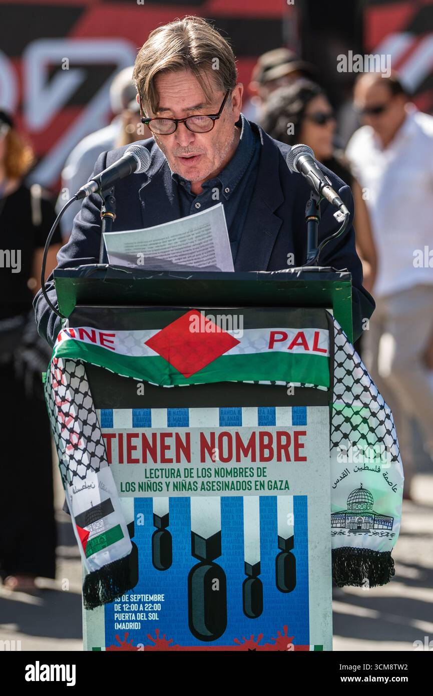 Madrid, Spain. 15th Sep, 2025. Writer and poet Luis García Montero is seen during a protest that the “Artists with Palestine” platform has organized, a 10-hour event at Puerta del Sol in which the names of the Palestine children killed in Gaza during the Israeli attacks are being read. Credit: Marcos del Mazo/Alamy Live News Stock Photo