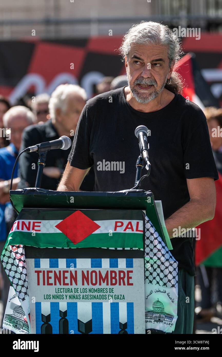 Madrid, Spain. 15th Sep, 2025. Film director Fernando León de Aranoa is seen during a protest that the “Artists with Palestine” platform has organized, a 10-hour event at Puerta del Sol in which the names of the Palestine children killed in Gaza during the Israeli attacks are being read. Credit: Marcos del Mazo/Alamy Live News Stock Photo