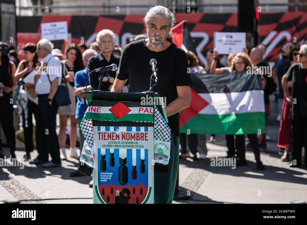 Madrid, Spain. 15th Sep, 2025. Film director Fernando León de Aranoa is seen during a protest that the “Artists with Palestine” platform has organized, a 10-hour event at Puerta del Sol in which the names of the Palestine children killed in Gaza during the Israeli attacks are being read. Credit: Marcos del Mazo/Alamy Live News Stock Photo