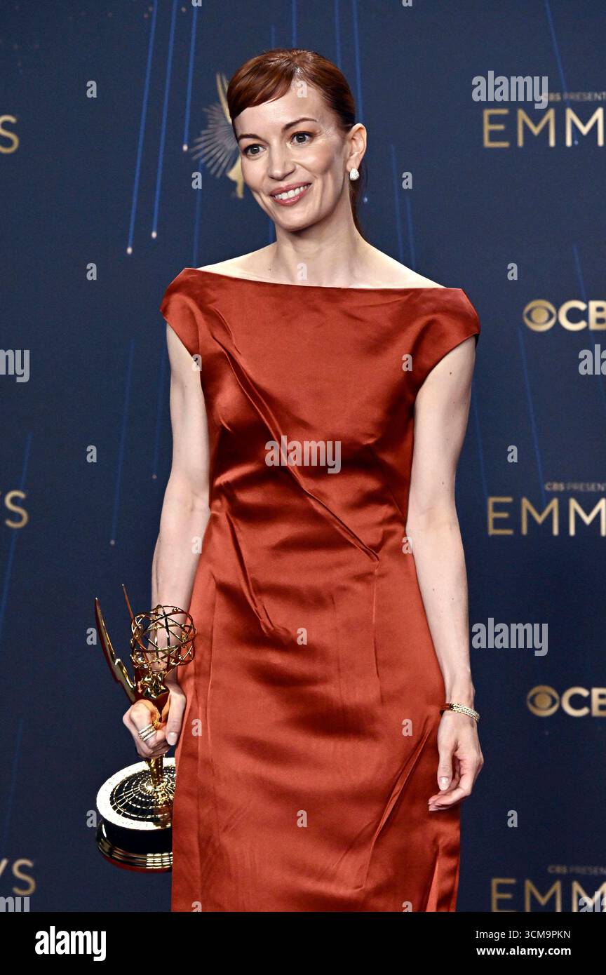 Britt Lower mit dem Emmy für die besten Hauptdarstellerin in der Drama