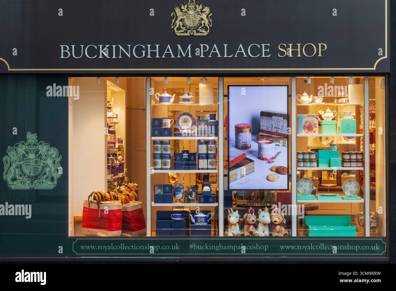 Buckingham palace gift shop hi-res stock photography and images