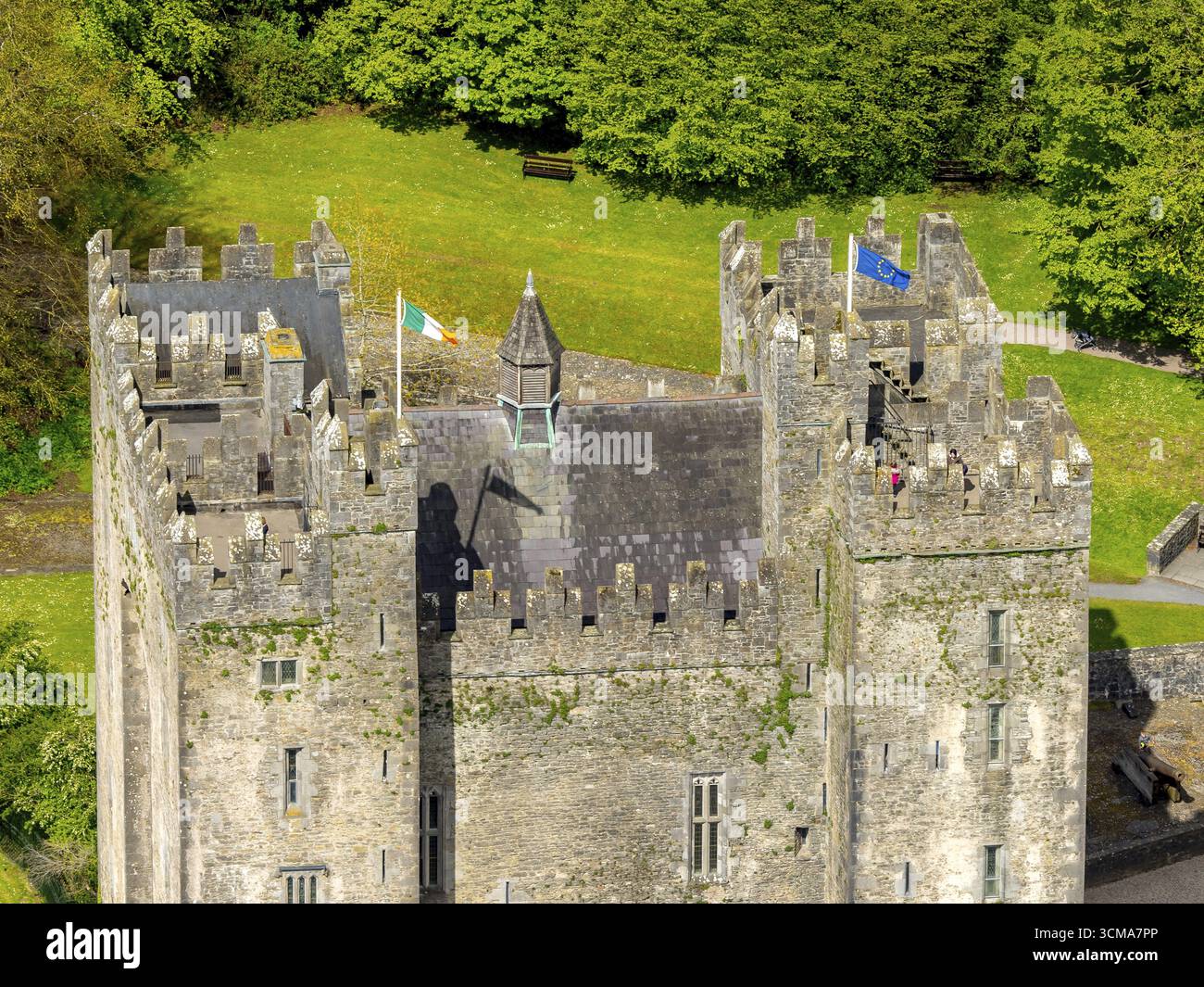 bunratty-castle-bunratty-castle-castle-battlements-county-clare