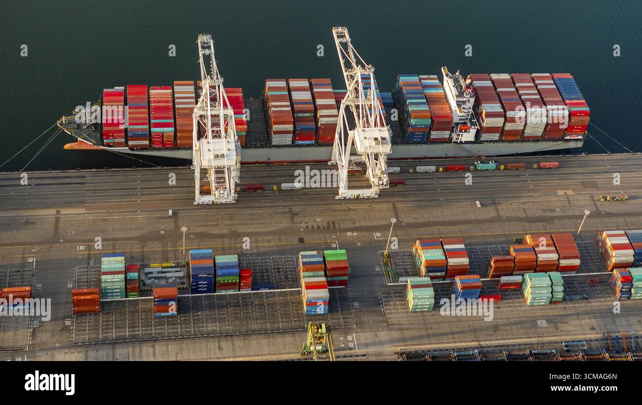 Container ship, container harbour of Long Beach in haze, Long Beach ...