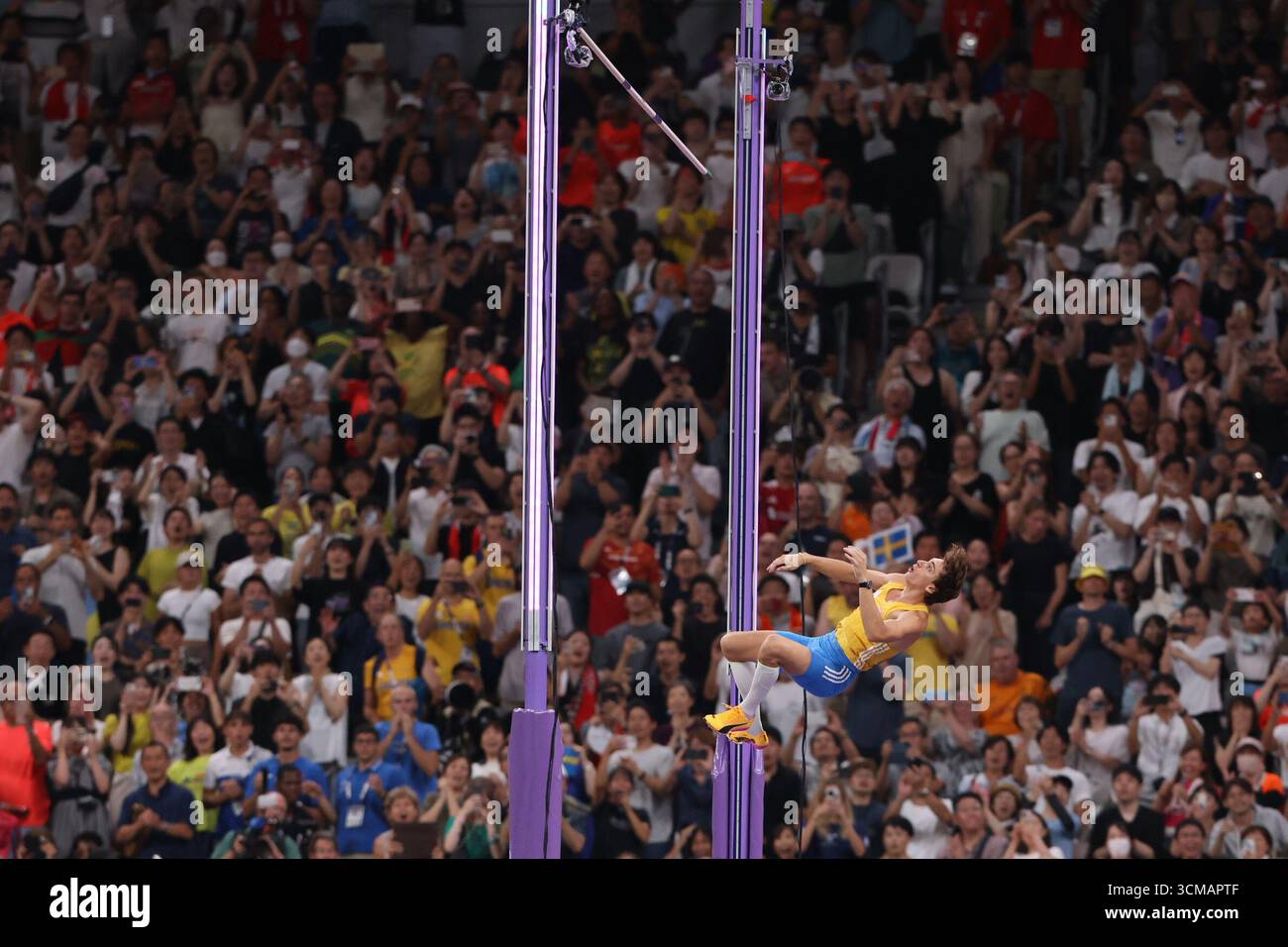 Armand Duplantis (SWE) narrowly fails his first attempt at a 6.30m pole vault world recordduring the World Athletics Championships 2025 at the National Stadium, Tokyo on Monday 15th September 2025. (Photo: Pat Scaasi | MI News) Credit: MI News & Sport /Alamy Live News Stock Photo